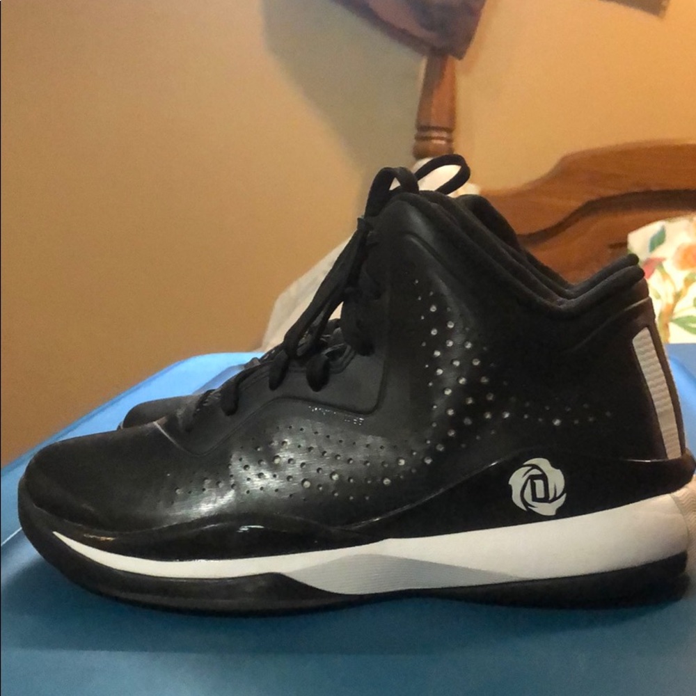 Derek rose gym shoes